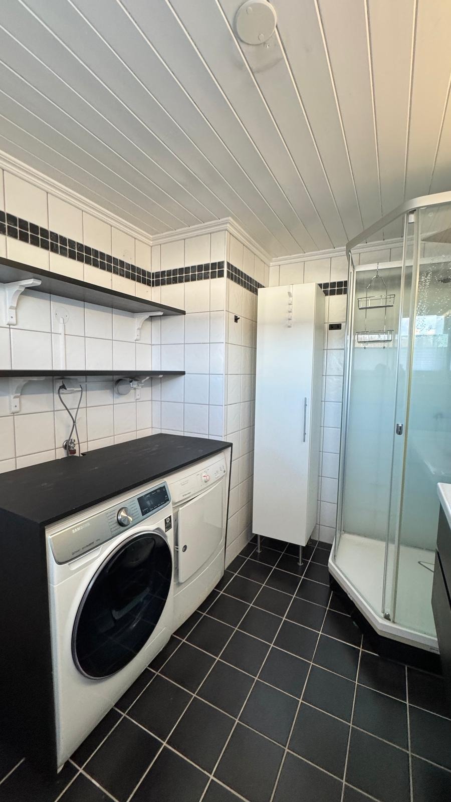 2. etg. Baderom. Med vaskemarskin og tørketrommel